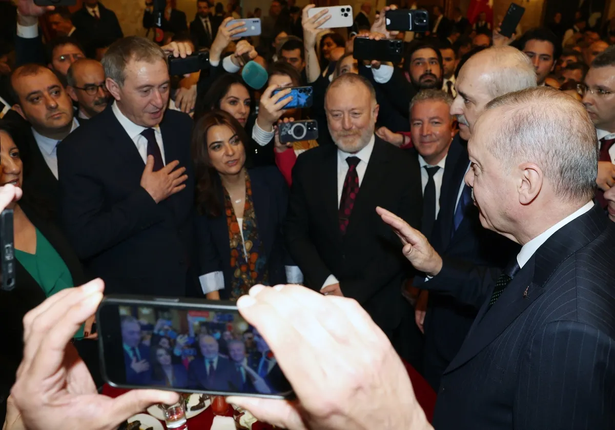 baskan-erdogandan-ozel-mesaji-gorusuruz-neden-gorusmeyelim-terorsuz-turkiye-mesaji-surecte-sikinti-yok-1776969912168.jpeg Başkan Erdoğan’dan Özel mesajı: Görüşürüz neden görüşmeyelim! Terörsüz Türkiye mesajı: Süreçte sıkıntı yok-5