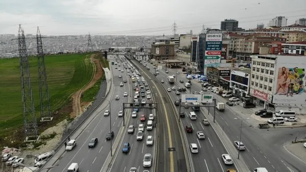 son-dakika-istanbul-trafik-durumu-kisitlama-kalkti-trafik-yogunlugu-yuzde-70e-dayandi-1615030952805.jpg