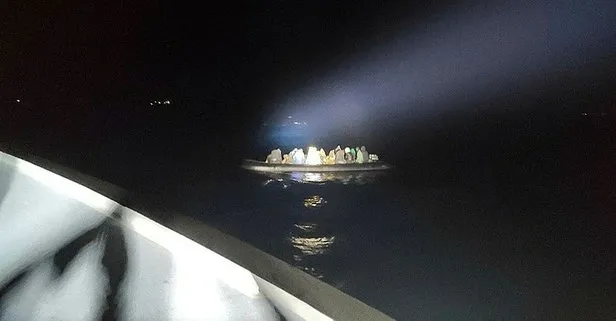 İzmir’de Yunanistan tarafından Türk kara sularına itilen 22 sığınmacı kurtarıldı