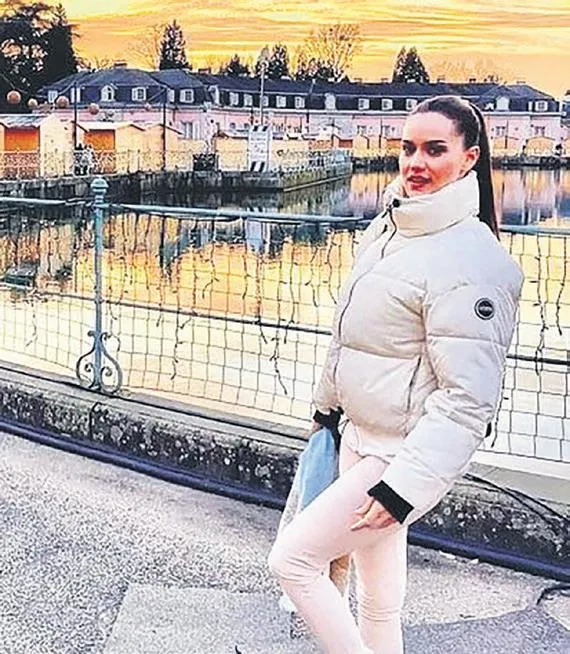 1641236152278.jpeg Burak Özçivit ve Fahriye Evcen'den Almanya'da birbirinden özel pozlar...-3