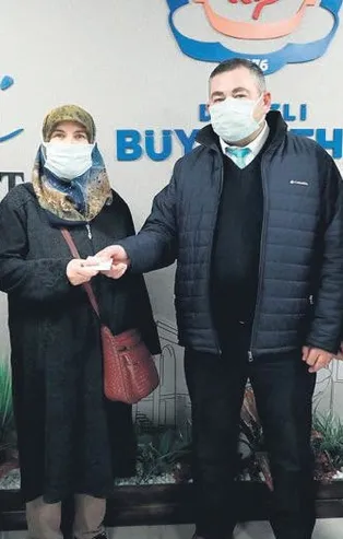 Otobüste temizlik yapan şoför aracında bulduğu poşeti çöp sandı içinden para çıktı