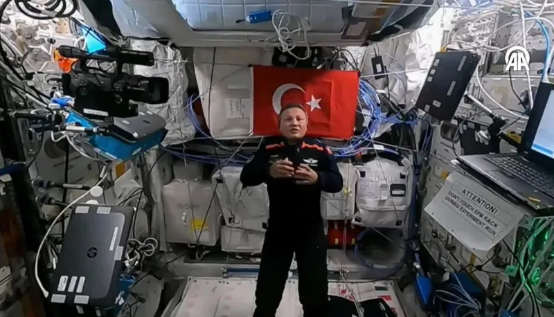 alper-gezeravci-uzaydan-sanayi-ve-teknoloji-bakani-kacir-ile-gorustu-1706281727113.jpeg Alper Gezeravcı uzaydan Sanayi ve Teknoloji Bakanı Kacır ile görüştü-4