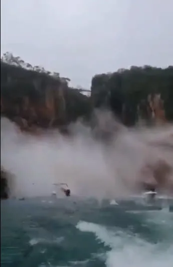 brezilyada-turist-teknesinin-uzerine-dev-kaya-dustu-7-olu-1641707928698.jpg Brezilya'da turist teknesinin üzerine dev kaya düştü: 7 ölü-7