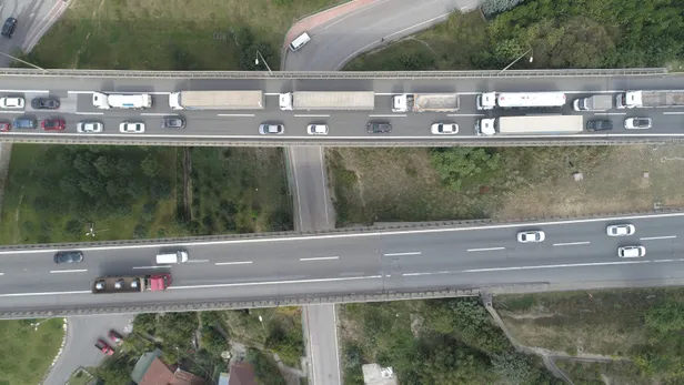 TEM'de trafiği kilitleyen zincirleme kaza! 7 kilometrelik kuyruk oluştu-5