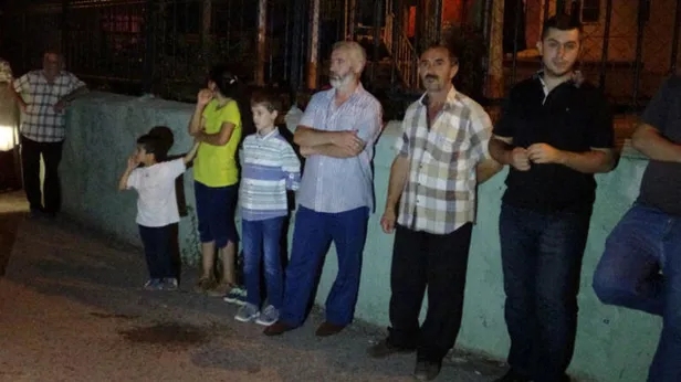 Çökme tehlikesi bulunan 2 bina gece yarısı tahliye edildi-4