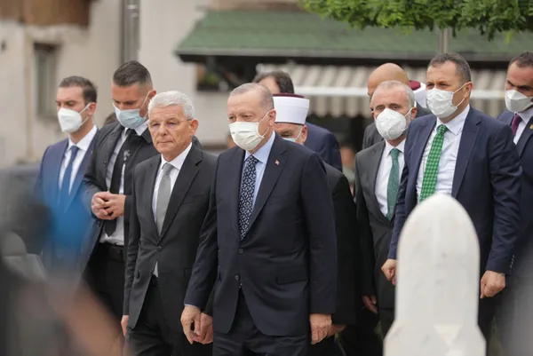 baskan-recep-tayyip-erdogan-bosna-hersekte-aliya-izzetbegovicin-kabrini-ziyaret-etti-1630062697143.jpg