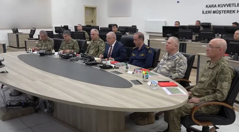 komuta-kademesi-sanliurfada-bir-araya-geldi-kritik-toplantida-bakan-gulerden-net-mesaj-pkknin-hareket-kabiliye-1712822827238.jpeg Komuta kademesinden Şanlıurfa'da kritik toplantı! Bakan Güler'den net mesaj: PKK'nın hareket kabiliyeti bitme noktasına geldi-3
