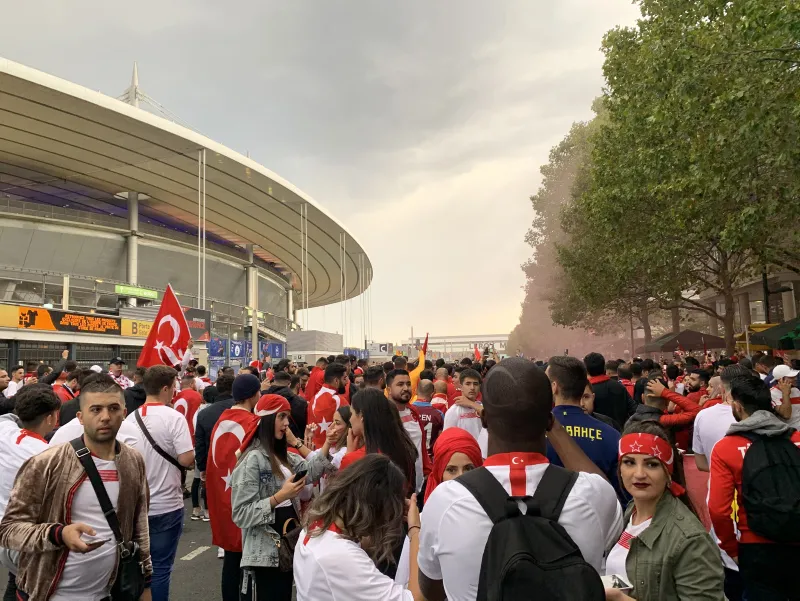 Türk bayrağını alan Stade de France'a koştu! Fransa-Türkiye maçı öncesi renkli görüntüler... - 4