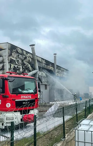 Kayseri'de mobilya fabrikasında yangın! Dumanlar gökyüzünü kapladı