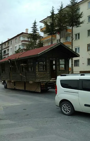 Kemal Sunal'ın filmi Çorum'da gerçek oldu! Kamyonla evini taşıdı