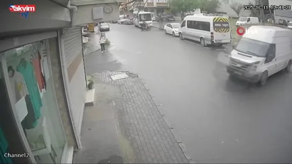 Avcılar'da feci kaza! Freni boşalan panelvan dükkana daldı