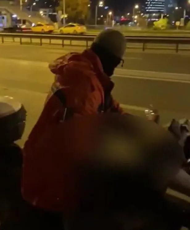 İstanbul'un orta yerinde mide bulandıran görüntü! Laf attığı kadınlara bakarak mastürbasyon yapan sapık kameraya yakalandı-3