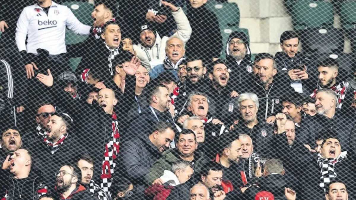 Beşiktaş Başkanı Adalı protokolü bıraktı, tribüne geçti