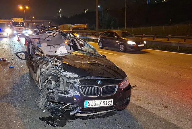 TIR’a çarpan otomobilin tavanı çöktü!