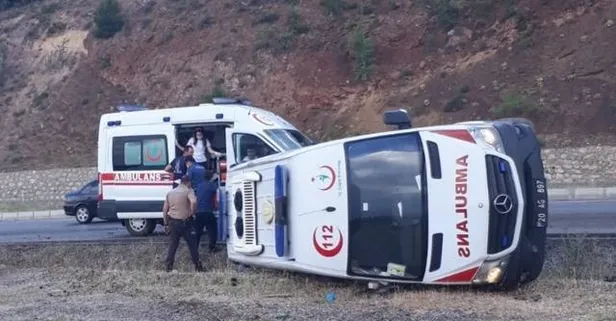 Denizli Serinhisar’da hasta taşıyan ambulans devrildi: 4 yaralı