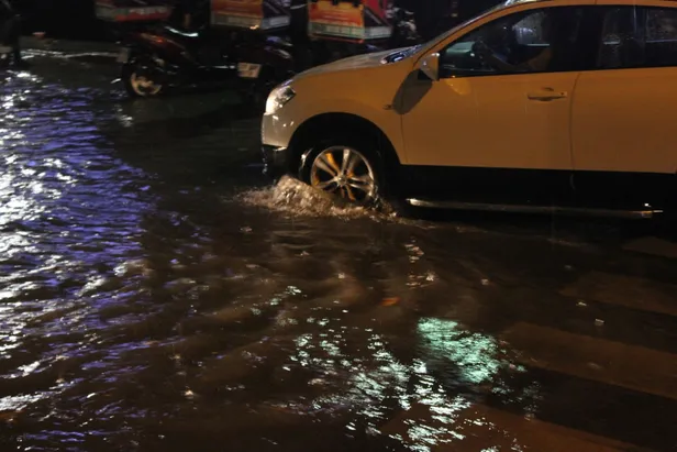 Meteoroloji uyarmıştı! Kırklareli'de yağmur sokakları göle çevirdi-5