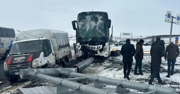 Ağrı - Van kara yolunda kaza! Yolcu otobüsü ile kamyonet çarpıştı: Çok sayıda yaralı