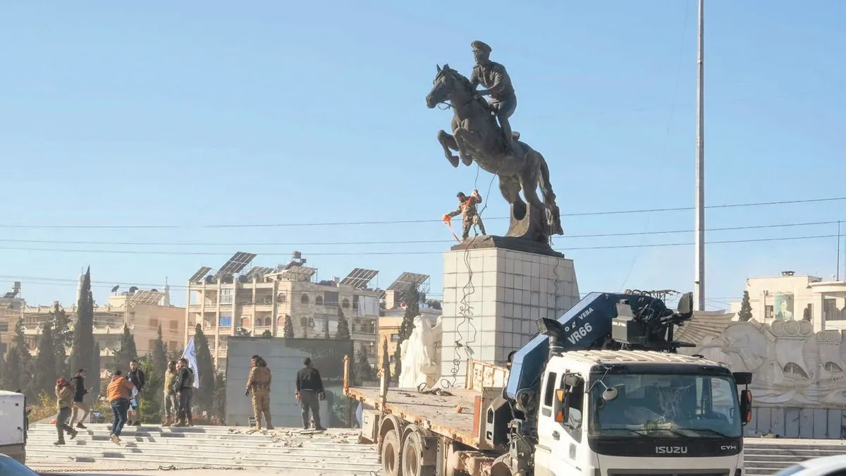 Halep'i ele geçiren güçlerin ilk işi Esad heykelini yıkmak oldu!