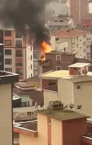 Kartal'da 7 katlı binanın çatısında yangın! İşçi çatıdan inmedi