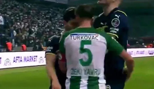 1644681510787.jpeg Bir anda ortalık karıştı! Giresunspor - Fenerbahçe maçında Ferdi Kadıoğlu ve Zeki Yavru...-4