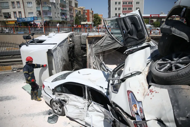 Freni boÅalan kamyon, 4 araca çarpıp yan yattı: 5 yaralı