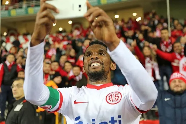 Samuel Eto'o futbolu bıraktığını açıkladı-1