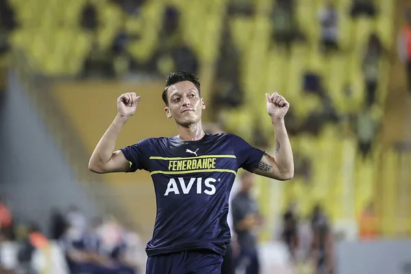 vitor-pereiradan-mesut-ozile-ozel-gorev-trabzonspor-macinda-1633860392690.jpg Vitor Pereira'dan Mesut Özil'e özel görev! Trabzonspor maçında...-1