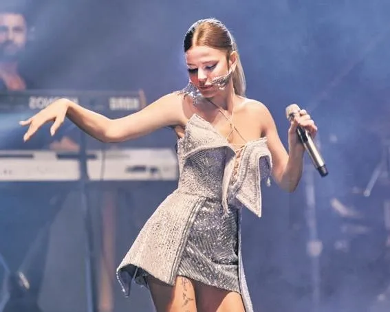 balikesirde-konser-veren-hadise-guzelligiyle-goz-kamastirdi-saklambac-haberleri-1661803999296.jpeg Balıkesir'de konser veren Hadise, güzelliğiyle göz kamaştırdı |Saklambaç haberleri-7