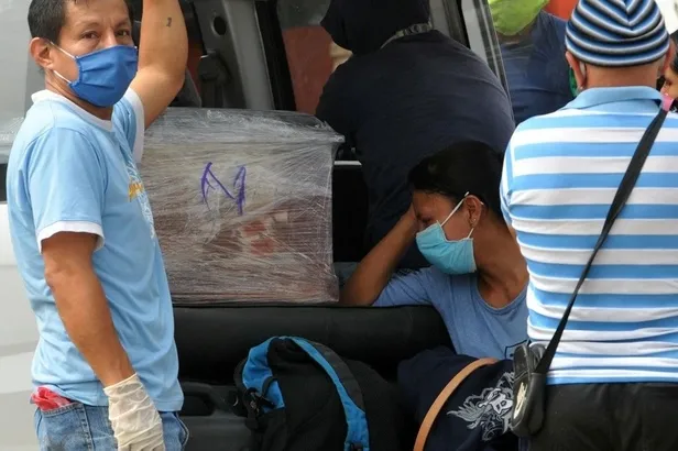 Ekvador'da koronavirüsten ölenler resmi rakamların tam 15 katı! Cesetler karton tabutlarla...-1