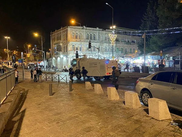 israil-polisinin-dogu-kuduste-filistinlilere-saldirisi-altinci-gununde-teravih-namazi-sonrasi-mudahale-1618781923836.jpg İsrail polisinin Doğu Kudüs'te Filistinlilere saldırısı altıncı gününde! Teravih namazı sonrası müdahale...-1