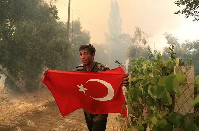 Yangın bölgesindeki Azerbaycanlı itfaiye erlerinin Türk bayrağı hassasiyeti: Tek tek toplayıp muhafaza altına aldılar