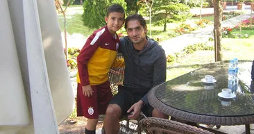 Galatasaray formalı çocuğu tanıdınız mı? Şimdilerde herkes Hamit Altıntopun yanındaki bu çocuğu konuşuyor
