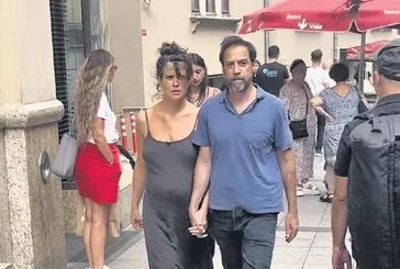 Ayşe Boyner ve sevgilisi Metin Anter’den el ele alışveriş