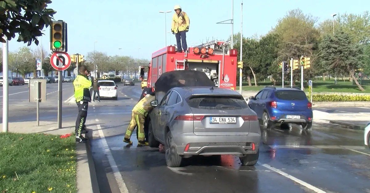 İstanbul Kartal'da feci kaza! Araç yangını kamerada