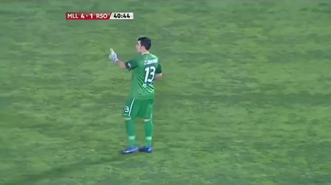 Kaleciden inanılmaz hata!