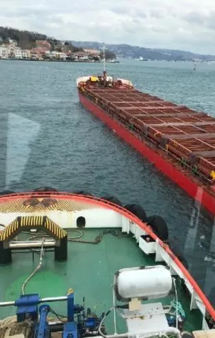 İstanbul Boğazı'nda facianın eşiğinden dönüldü: Geminin kıyıya 1 metre kala durabildi! Panik anları kamerada