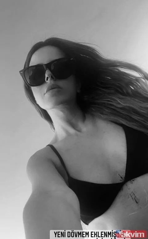 Simge Sağın göğüs arasındaki dövmeyi göstermek için öyle bir kıyafet giydi ki böyle dekolte görülmedi! Göğüs ucu belli olan Simge… - 1