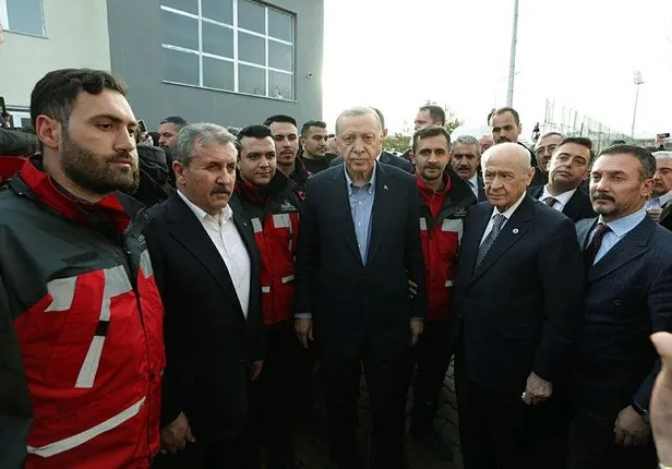 cumhurbaskani-erdogan-alperen-ocaklari-arama-kurtarma-ekibiyle-gorustu-1677614482323.jpeg Cumhur ittifakı afet bölgesinde! Başkan Erdoğan Kahramanmaraş'ta Alperen Ocakları arama- kurtarma ekibiyle görüştü-4