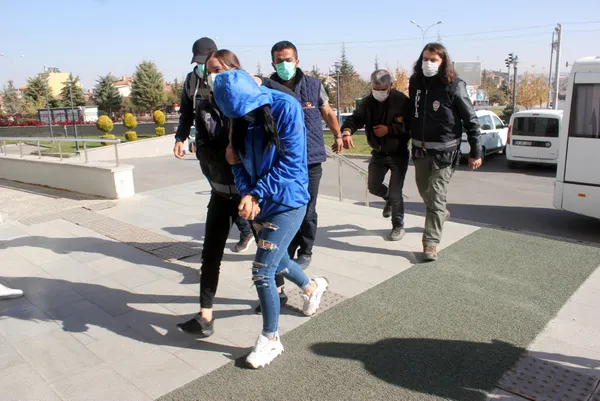 anali-kizli-fuhus-imparatorlugu-cokertildi-7-kisi-tutuklandi-1635401207650.jpg Analı kızlı fuhuş imparatorluğu çökertildi! 7 kişi tutuklandı-3