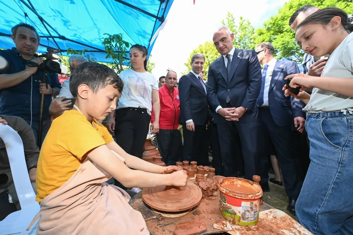 nazillide-festival-heyecani-bakan-ersoy-ureticiler-ve-sanatkarlarla-bulustu-1777730161066.jpeg Nazilli’de festival coşkusu: Bakan Ersoy üreticiler ve sanatkârlarla buluştu-4