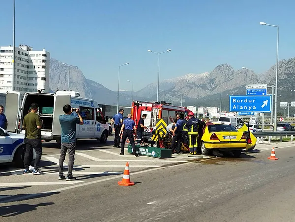 1651142578394.jpg Kontrolden çıkan taksi bariyerlere girdi ikiye bölündü! Yer: Antalya-3