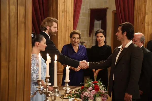 hakan-gumusoglunun-kimligi-ifsa-olacak-mi-bir-zamanlar-cukurova-117-bolum-2-fragmani-nefes-kesti-1639434008875.jpg Hakan Gümüşoğlu’nun kimliği ifşa olacak mı? Bir Zamanlar Çukurova 117. bölüm 2. fragmanı nefes kesti!-3