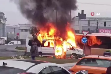 Arnavutköy’de servis aracı alev alev yandı