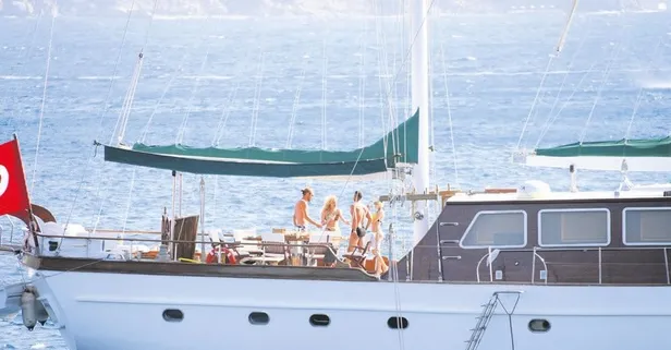 Futbolcular Sakıb Aytaç ile arkadaşı Özgür İleri'nin cicişlerle tatil keyfi