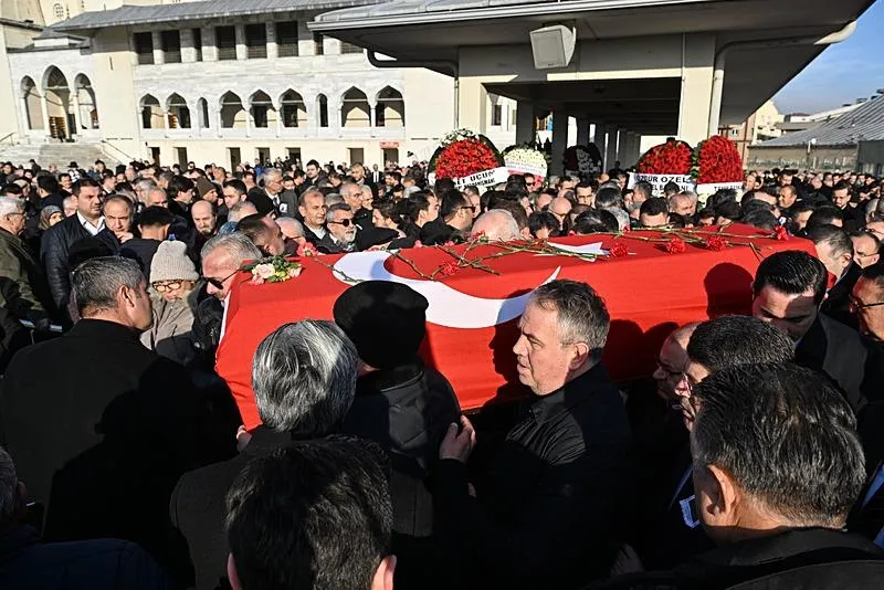 Eski AK Parti Milletvekili Ahmet İyimaya, son yolculuğuna uğurlandı. Ankara'da dün hayatını kaybeden eski milletvekili İyimaya'nın cenaze namazı bugün ikindi namazını müteakip Kocatepe Camisi'nde kılındı. (AA)