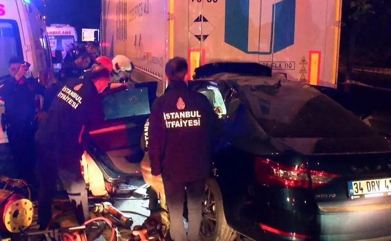 Görüntüler korkunç! İstanbul Pendik'te araç TIR'ın altına girdi! Sürücü içinde sıkıştı çıkamadı!-5