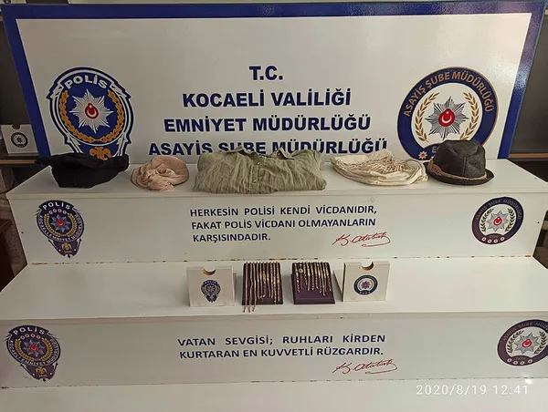 5-kez-kiyafet-4-kez-otobus-degistirdi-hirsiz-kadin-kendisini-yakalayan-polisleri-tebrik-etmis-1597851820761.jpg 5 kez kıyafet, 4 kez otobüs değiştirdi... Hırsız kadın kendisini yakalayan polisleri tebrik etmiş!-4