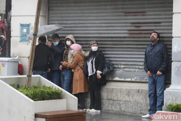SON DAKİKA: İstanbul'da yağmur aniden bastırdı! İstiklal Caddesi'nde vatandaşlar hazırlıksız yakalandı - 11