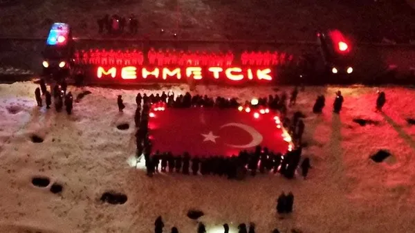 Muş'ta üniversite öğrencilerinden Bahar Kalkanı Harekatı'nda görev alan Mehmetçiğe bayrak ve ışıklı destek-5