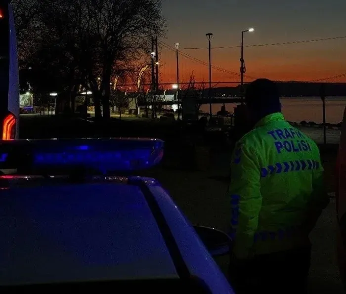 canakkalede-yol-verme-kavgasi-polisi-dovup-beylik-tabancasini-gasp-ettiler-1772787861570.jpeg Çanakkale’de yol verme kavgası: Polisi dövüp beylik tabancasını gasp ettiler-4